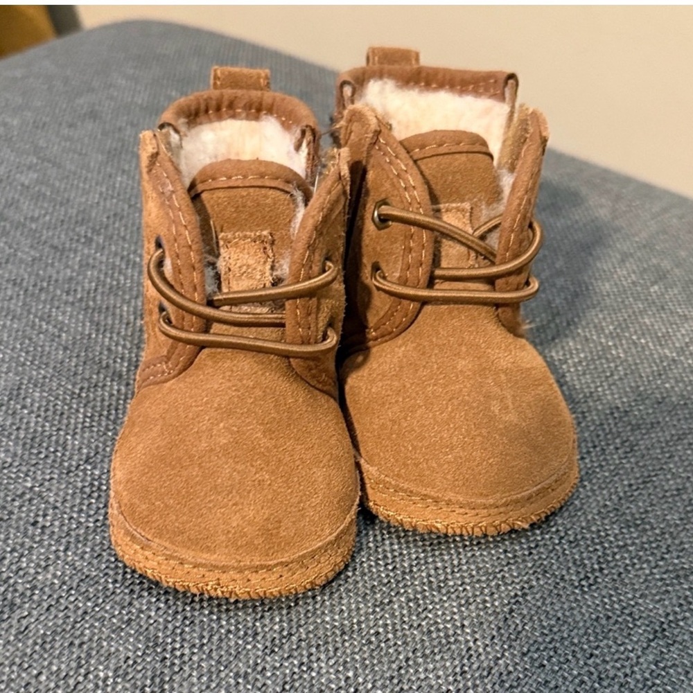 UGG baby Neumel Tan Kids Boots size 0/1 Cozy Brown Kids Boots